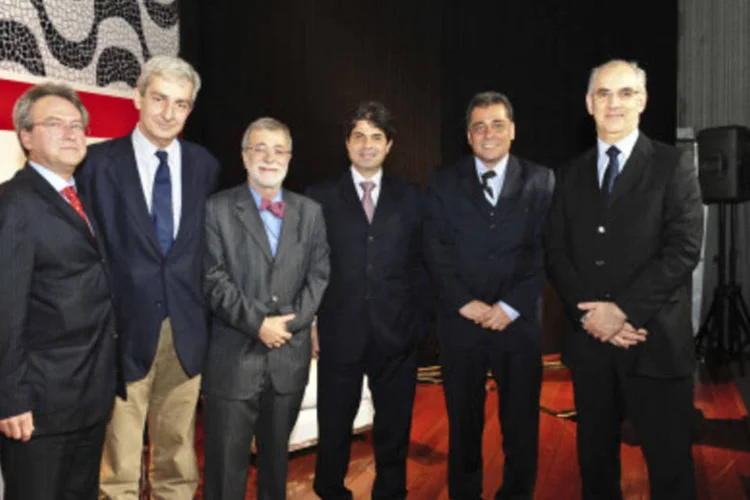 Da esquerda: Cláudio Porto, André Urani, o economista George Vidor, Élvio Gaspar, Júlio Bueno e Alexandre Caldini, diretor-superintendente das revistas EXAME, Você S/A e Info (.)