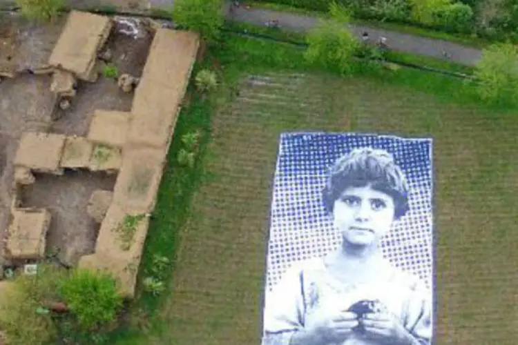 Foto com imagem de garota paquistanesa que perdeu a família em ataque de drone: projeto pretende "criar empatia e introspecção nos operadores de drones" (Inside Out Project/AFP)