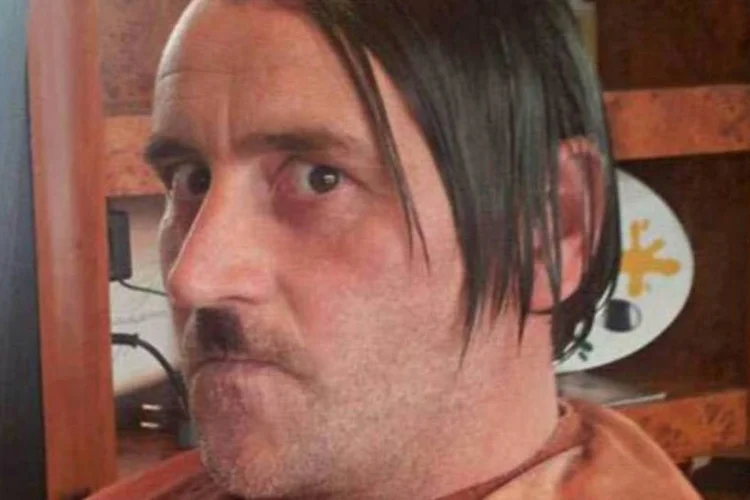 A fotografia de Lutz Bachmann como Hitler, líder do grupo Patriotas Europeus contra a Islamização do Ocidente (Pegida) (Reprodução)
