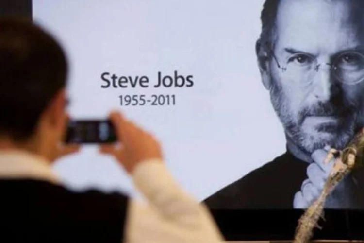 Steve Jobs teve que esconder as facas de sua mulher quando recebeu Rubert Murdoch em casa (Yasuyoshi Chiba/AFP)