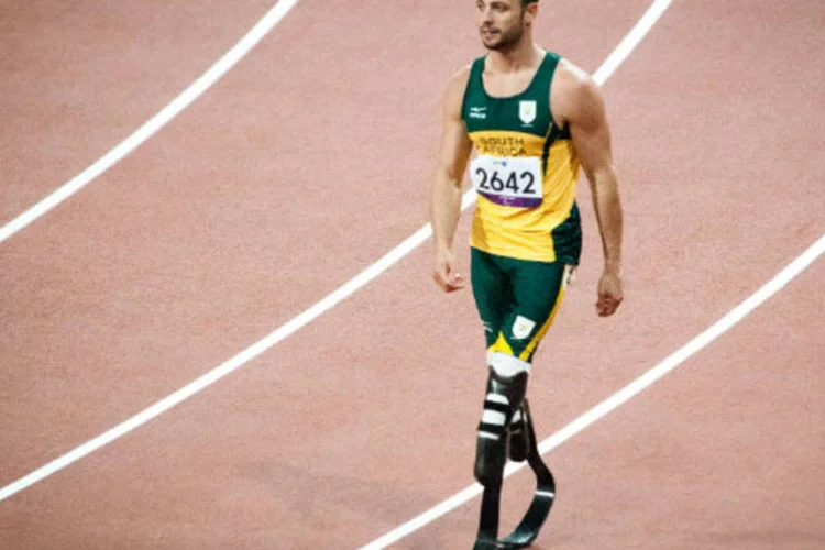 Atleta paralímpico sul-africano Oscar Pistorius, em 2012: velocista está atualmente em liberdade devido ao pagamento de fiança (Chris Eason/Wikimedia Commons)