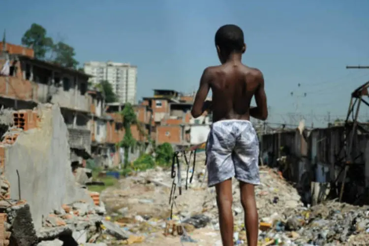 Garoto na área da Favela do Metrô, no Rio de Janeiro: no local, está prevista a construção de um parque linear e um pólo automotivo (Tania Rego/ABr)