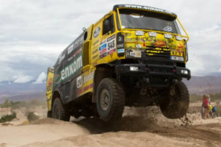 Caminhão durante Rali Dakar: empresa organizadora do Rali assegurou que os dois não eram jornalistas credenciados para acompanhar toda a corrida (Win Initiative)
