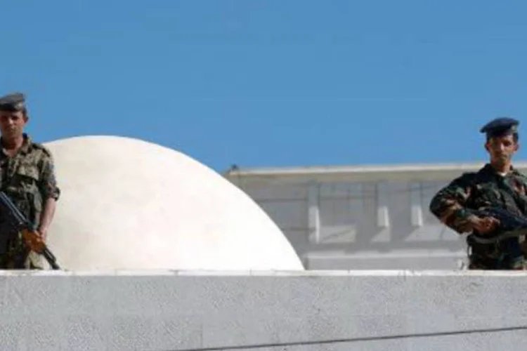 
	Soldados no I&ecirc;men: militares deram in&iacute;cio a uma ofensiva no sul do pa&iacute;s para tentar esmagar um grupo islamita
 (Mohammed Huwais/AFP)