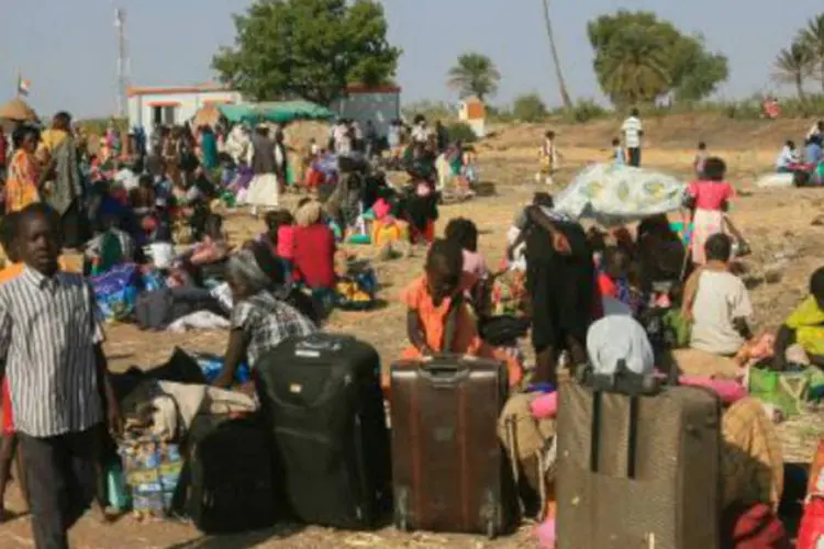Refugiados sul-sudaneses aguardam na fronteira com o Sudão: ONU também afirmou que mais 86 mil pessoas buscaram refúgio em países vizinhos (Ashraf Shazly/AFP)
