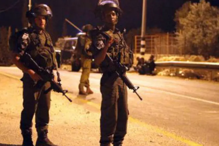 
	Soldados israelenses: ataque &eacute;&nbsp;resposta ao lan&ccedil;amento, horas antes, de tr&ecirc;s morteiros palestinos desde a Faixa
 (Hazem Bader/AFP)