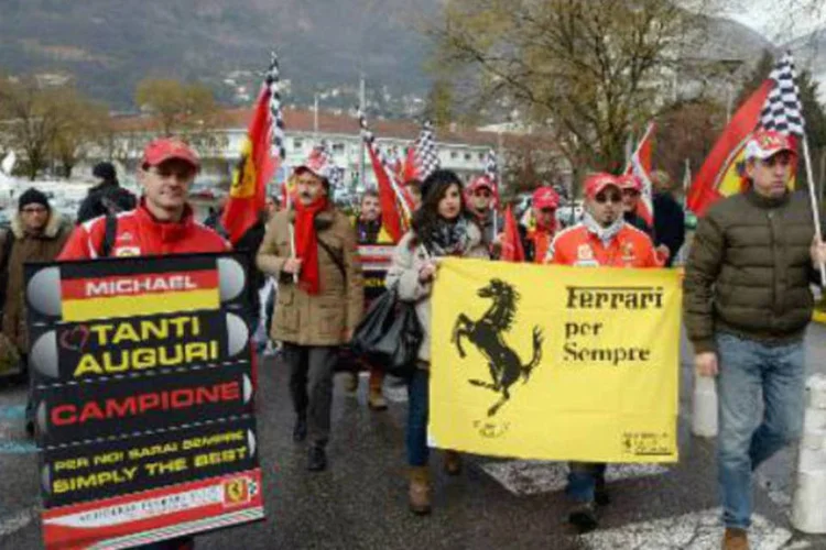 Fãs prestam homenagem a Michael Schumacher: "Schumi nos deu muito no passado", disse um dos fãs (Philippe Desmazes/AFP)