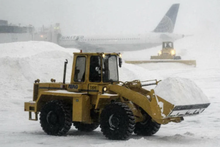 Neve é retirada no aeroporto La Guardia em Nova York: só em Nova York a neve poderá atingir os 20 centímetros (Zoran Milich/Reuters)