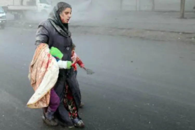 Mulher e criança feridas em Alepo: entre as vítimas estão duas crianças e uma mulher (Mohammed Al-Khatieb/AFP)