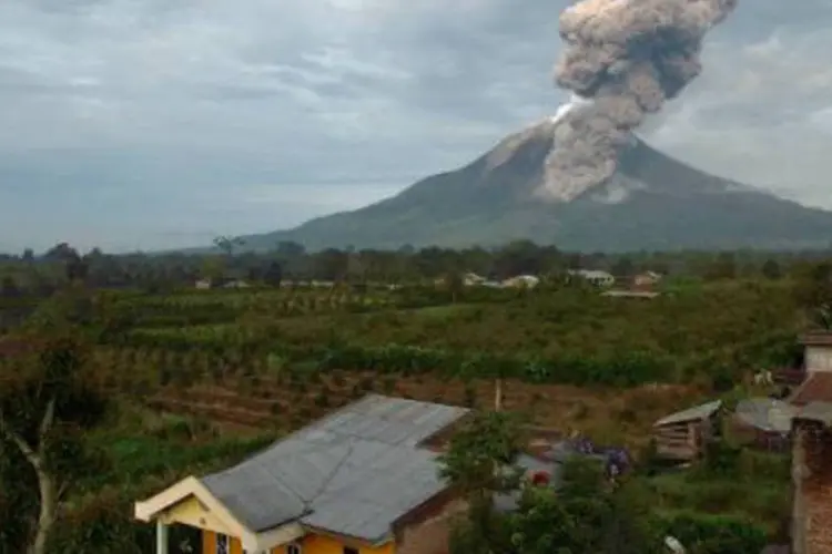 Vulcão em erupção: mais de 19.000 pessoas abandonaram suas casas (Sutanta Aditya/AFP)