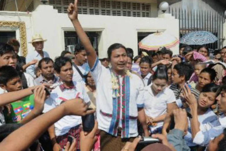 Prisioneiro político Tin Htut Paing fala à imprensa: defensores dos direitos humanos anunciaram que 40 presos políticos permaneciam detidos (Soe Than Win/AFP)