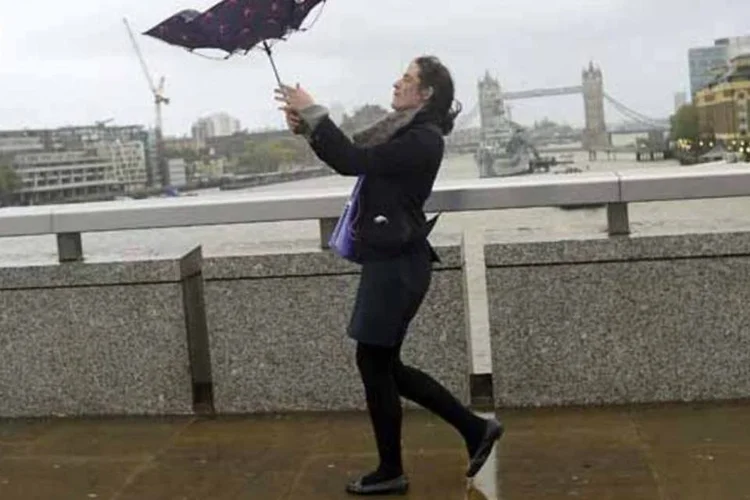 
	Mulher perde controle de guarda-chuva: Servi&ccedil;o Meteorol&oacute;gico mant&eacute;m alerta pelo mau tempo, que dever&aacute; atingir especialmente nas pr&oacute;ximas horas Esc&oacute;cia e Irlanda do Norte
 (REUTERS)