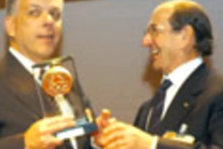 Roberto Civita (à dir.), presidente do Grupo Abril, entrega o prêmio para Tito Martins Júnior, presidente da MBR, Empresa do Ano (--- [])