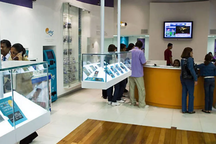 
	Loja da Oi: mudan&ccedil;a estrutural reduz de cinco para tr&ecirc;s o n&uacute;mero de empresas do grupo e concentra as outorgas de servi&ccedil;os privados na 14 Brasil Telecom Celular
 (MARCELO CORREA)