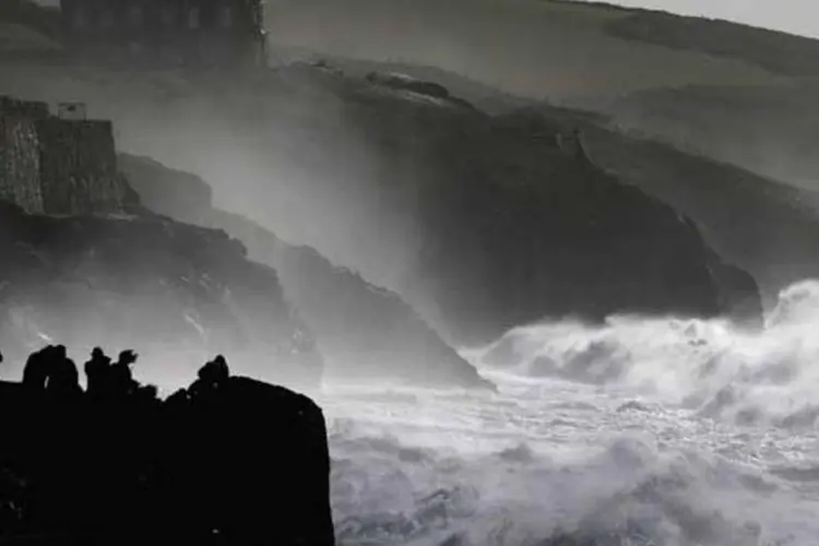
	Ondas batem com for&ccedil;a na costa de Porthleven, em Cornwall, Inglaterra: velocidade dos ventos pode superar os 160 km/h
 (Getty Images)