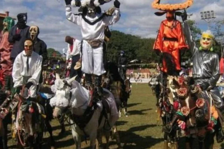 Cavalhada de Pirenópolis, durante as celebrações da Festa do Divino Espírito Santo (Mauro Cruz/Wikimedia Commons)