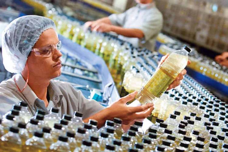 
	Fabrica&ccedil;&atilde;o do &oacute;leo de soja Liza, da Cargill: no Brasil, empresa &eacute; dona de marcas conhecidas, como os &oacute;leos Liza e os molhos Pomarola, mas isso &eacute; uma exce&ccedil;&atilde;o
 (Cristiano Mariz/Divulgação)