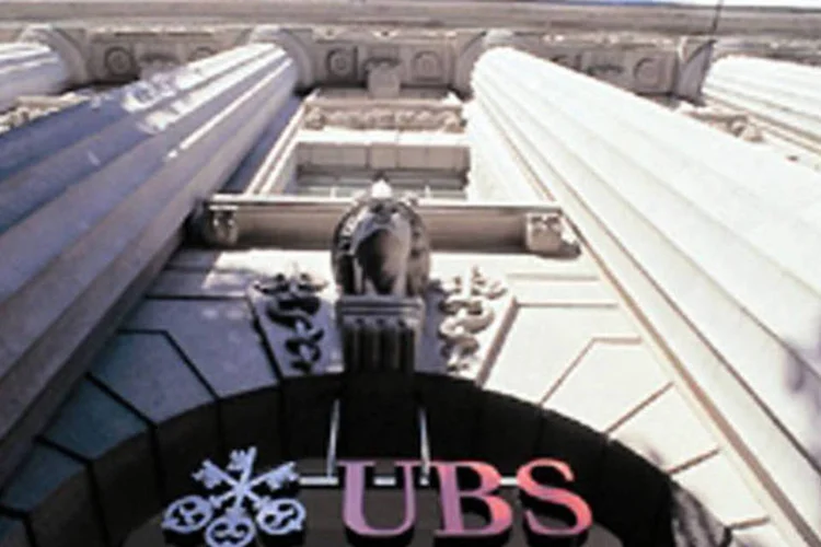 
	Banco UBS na Su&iacute;&ccedil;a: autoridades dos EUA multaram dois bancos su&iacute;&ccedil;os por ajudar norte-americanos ricos a evadir impostos e est&atilde;o investigando outra d&uacute;zia de institui&ccedil;&otilde;es
 (.)