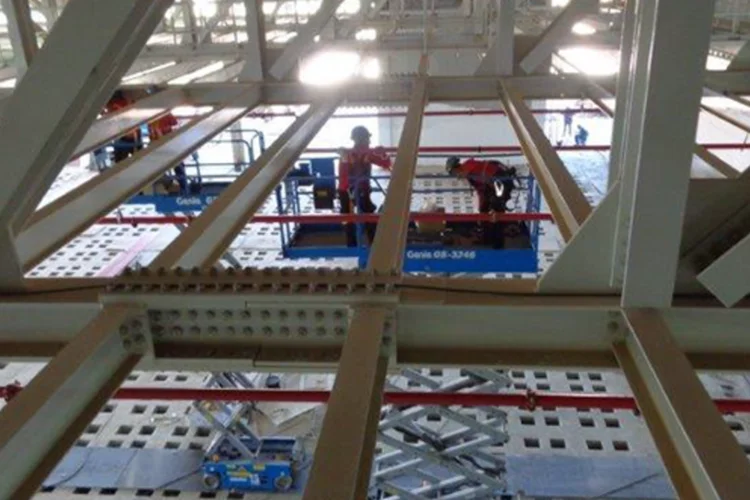 
	Trabalhadores nas obras de contru&ccedil;&atilde;o da f&aacute;brica da Six Semicondutores: a Six est&aacute; negociando com a Corporaci&oacute;n Am&eacute;rica compra de pelo menos parte da participa&ccedil;&atilde;o de Eike Batista
 (Divulgação)