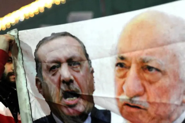 Banner com imagem de Recep Tayyp Erdogan (E), primeiro-ministro turco, e de Fethullah Gülen: um procedimento legal "vai começar", diz Erdogan (AFP/Getty Images)