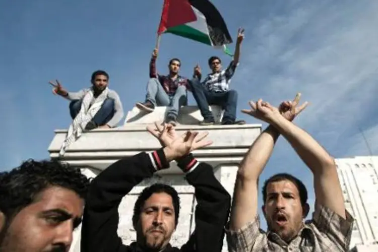 Palestinos comemoram acordo para a formação de um governo palestino de união nacional: anúncio de uma reconciliação provocou cenas de alegria em Gaza (Mahmud Hams/AFP)