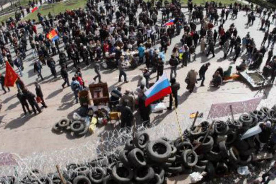 Manifestantes pró-Rússia exigem lealdade de poder regional