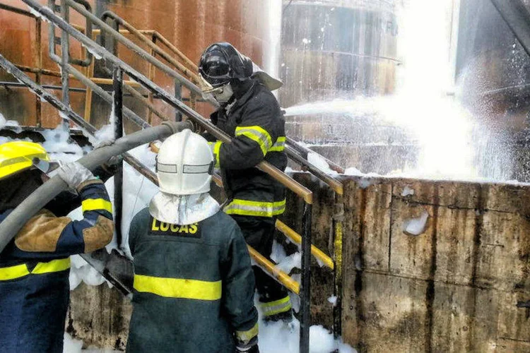 
	Bombeiros trabalham no inc&ecirc;ndio do terminal de combust&iacute;veis em Santos (SP): Via que leva ao porto estava bloqueada desde o dia 2 de abril por causa do acidente
 (Corpo de Bombeiros da PMESP/Fotos Públicas)