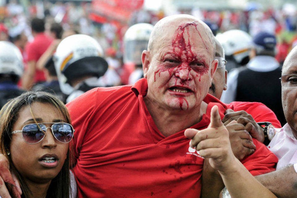 Manifestantes e deputados são feridos em ato em Brasília