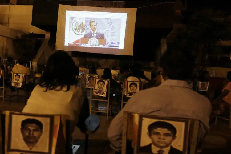 Pessoas assistem a discurso do presidente do México, Enrique Peña Nieto, sobre desaparecimento de estudantes (Henry Romero/Reuters)