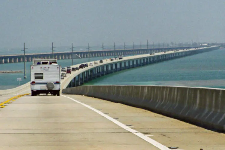 Carros na ponte Seven Miles, no extremo sudeste dos Estados Unidos (Wikimedia Commons)