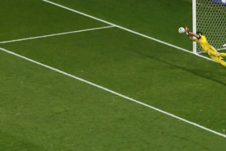 Goleiro da Argentina, Sergio Romero, defende pênalti do holandês Wesley Sneijder (Paulo Whitaker/Reuters)