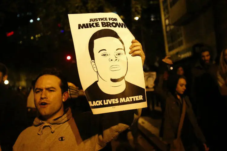 
	Protesto contra decis&atilde;o do tribunal de Ferguson de n&atilde;o indiciar policial branco que matou jovem negro
 (Stephen Lam/Reuters)