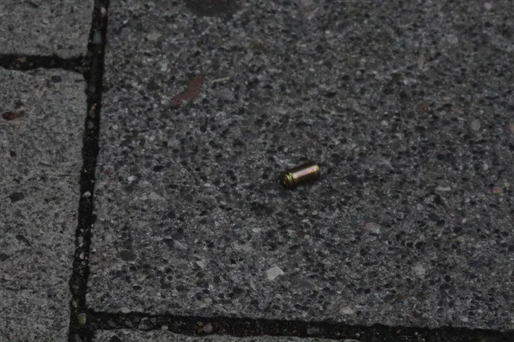 
	C&aacute;psula de bala em &aacute;rea de tiroteio em shopping center em Munique, Alemanha: agentes verificam se um dos corpos encontrados &eacute; de um dos atiradores
 (Marc Mueller/handout via Reuters)