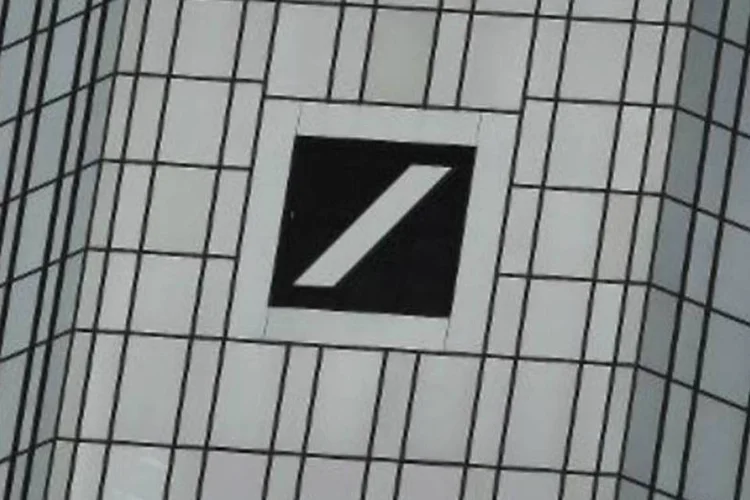 
	Uma das torres da sede do Deutsche Bank, em Frankfurt: &eacute; prov&aacute;vel que o Deutsche tamb&eacute;m tenha um bom lucro
 (Daniel Roland/AFP)