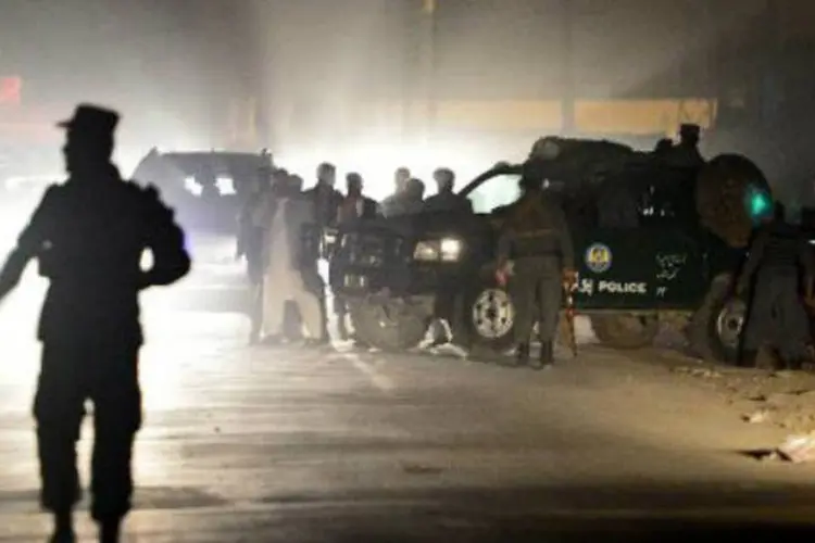 
	Policiais no Afeganist&atilde;o: depois de disparar contra seus companheiros, o policial fugiu e se uniu aos talebans
 (Massoud Hossaini/AFP)