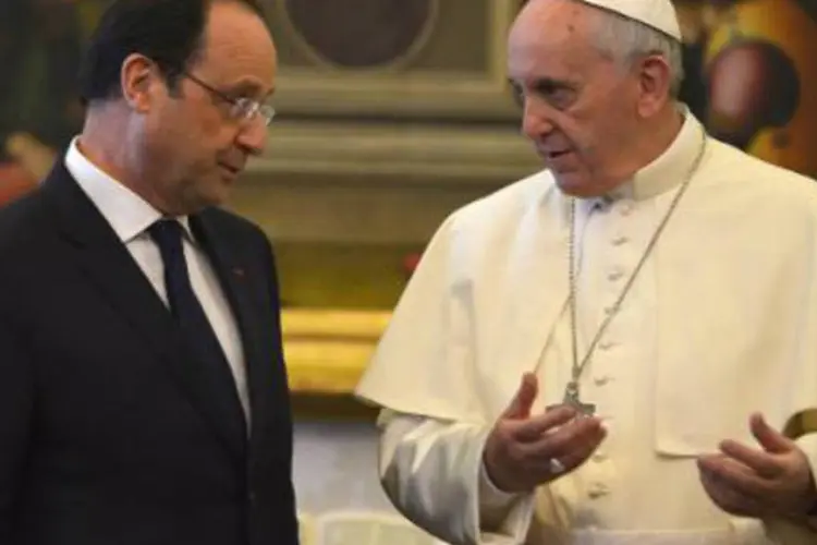 O presidente da França, François Hollande (e) conversa com o papa Francisco: os dois expressavam seriedade e pareciam estar incomodados (Gabriel Bouys/AFP)