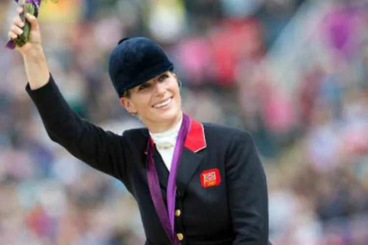 Zara Phillips durante competição de hipismo: Phillips, de 32 anos, deu à luz a menina na quarta (Adrian Dennis/AFP)