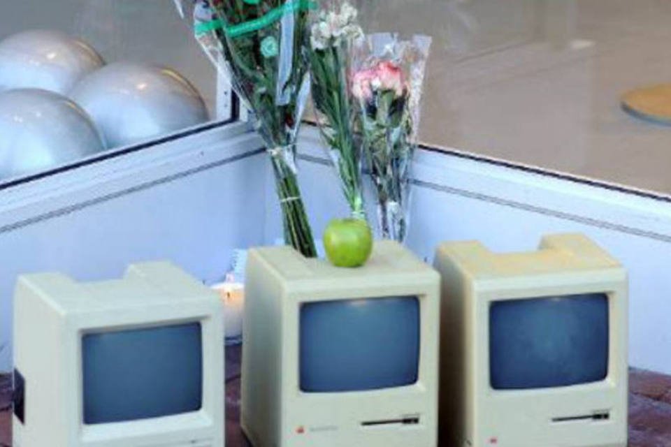 Modelos do Macintosh juntos com flores num loja da Apple, em razão da morte de Steve Jobs: Mac abriu as portas da computação para os não-especialistas (Stephane Jourdain/AFP)