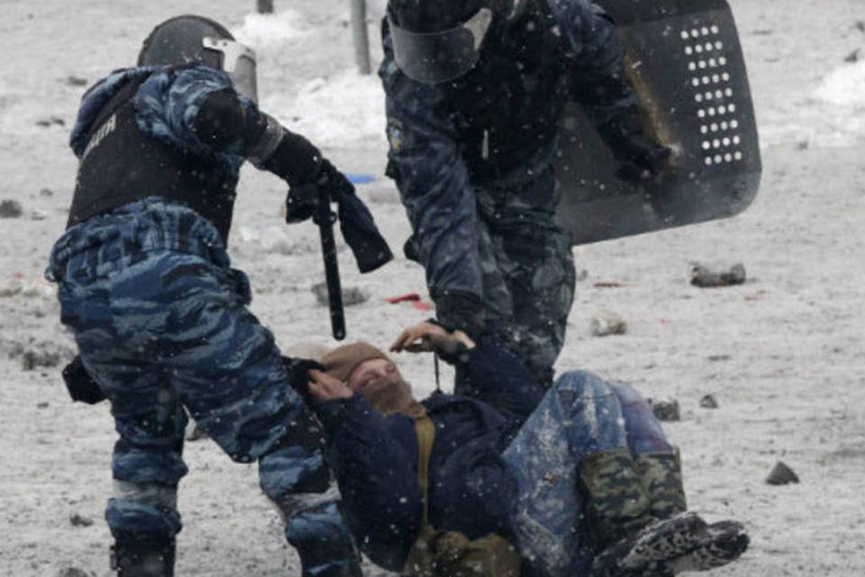Forças de segurança prendem manifestante em Kiev, na Ucrânia: "as forças de repressão passaram dos limites", diz a oposição (Vasily Fedosenko/Reuters)