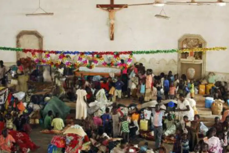 Sul-sudaneses refugiados em uma igreja católica: resolução autoriza o envio de 5.500 soldados (Charles Lomodong/AFP)