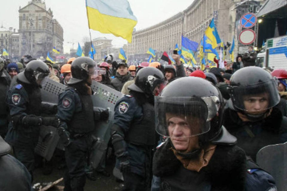 
	Policiais e manifestantes em Kiev, na Ucr&acirc;nia:&nbsp;pol&iacute;cia local nega que tenha empregado armas de fogo nos enfrentamentos
 (Gleb Garanich/Reuters)