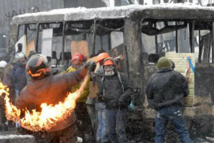 Manifestantes entram em em confronto a polícia, em Kiev: "embaixada americana revogou os vistos de vários ucranianos vinculados à violência", indicou a embaixada (Sergei Supinsky/AFP)