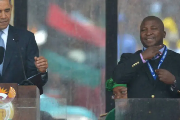 
	Thamsanqa Jantjie (d) faz sinais em discurso de Obama: Xozwa afirmou que o int&eacute;rprete n&atilde;o estava trabalhando para a empresa no memorial de Mandela
 (Getty Images)