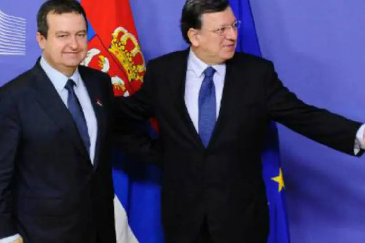 José Manuel Barroso (d), com Ivica Dacic: "cidadãos sérvios têm fortes aspirações europeias", disse Barroso (John Thys/AFP)
