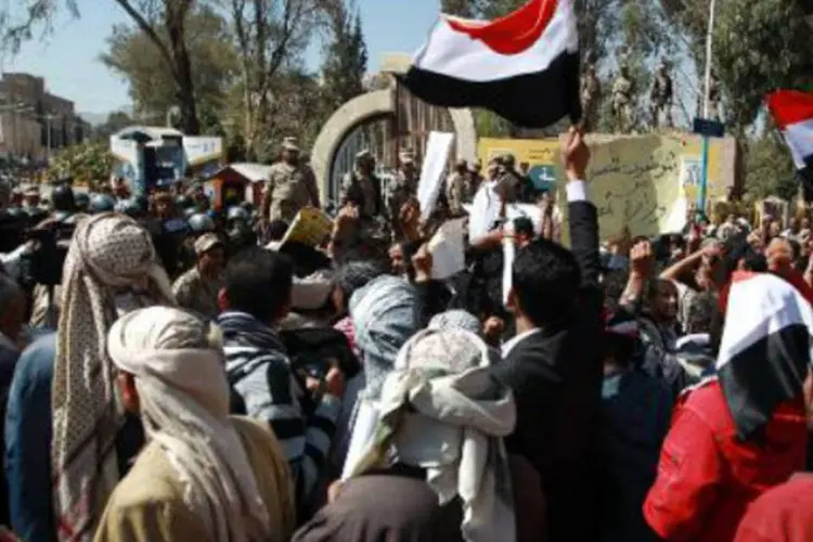 Manifestantes pedem a destituição do governo do Iêmen: trata-se do segundo representante dos rebeldes que morre assassinado (Mohammed Huwais/AFP)