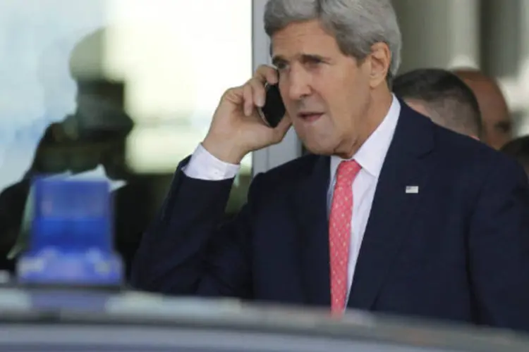 
	John Kerry, ao celular:&nbsp;medidas necess&aacute;rias para iniciar o al&iacute;vio das san&ccedil;&otilde;es&nbsp;foram aprovadas&nbsp;pelo secret&aacute;rio de Estado dos EUA, John Kerry
 (Jason Reed/Reuters)
