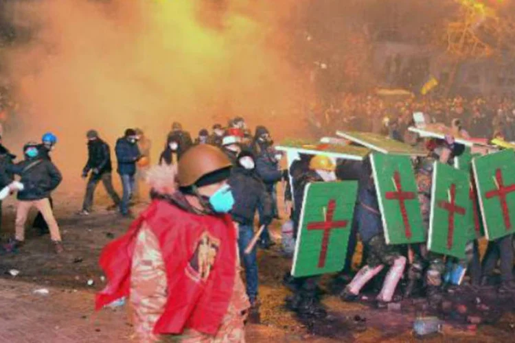 Confrontos entre manifestantes e policiais no centro de Kiev: centenas de manifestantes seguiam pela manhã na Praça da Independência de Kiev, onde passaram a noite (Genya Savilov/AFP)