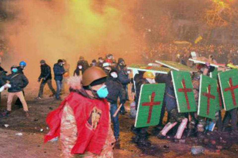 Tensão entre manifestantes e polícia após noite de violência
