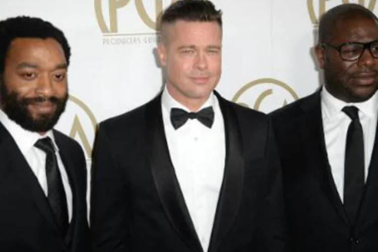 O ator Chiwetel Ejiofor, o ator/produtor Brad Pitt e o diretor/produtor Steve McQueen, de 12 anos de escravidão: empate é inédito na história da premiação (Robyn Beck/AFP)