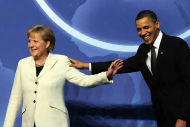 
	Presidente dos EUA, Barack Obama, cumprimenta a chanceler alem&atilde;, Angela Merkel:&nbsp;&quot;Enquanto eu for presidente dos EUA, a chanceler da Alemanha n&atilde;o precisa se preocupar com isso&quot;, disse o americano
 (Jewel Samad/AFP)